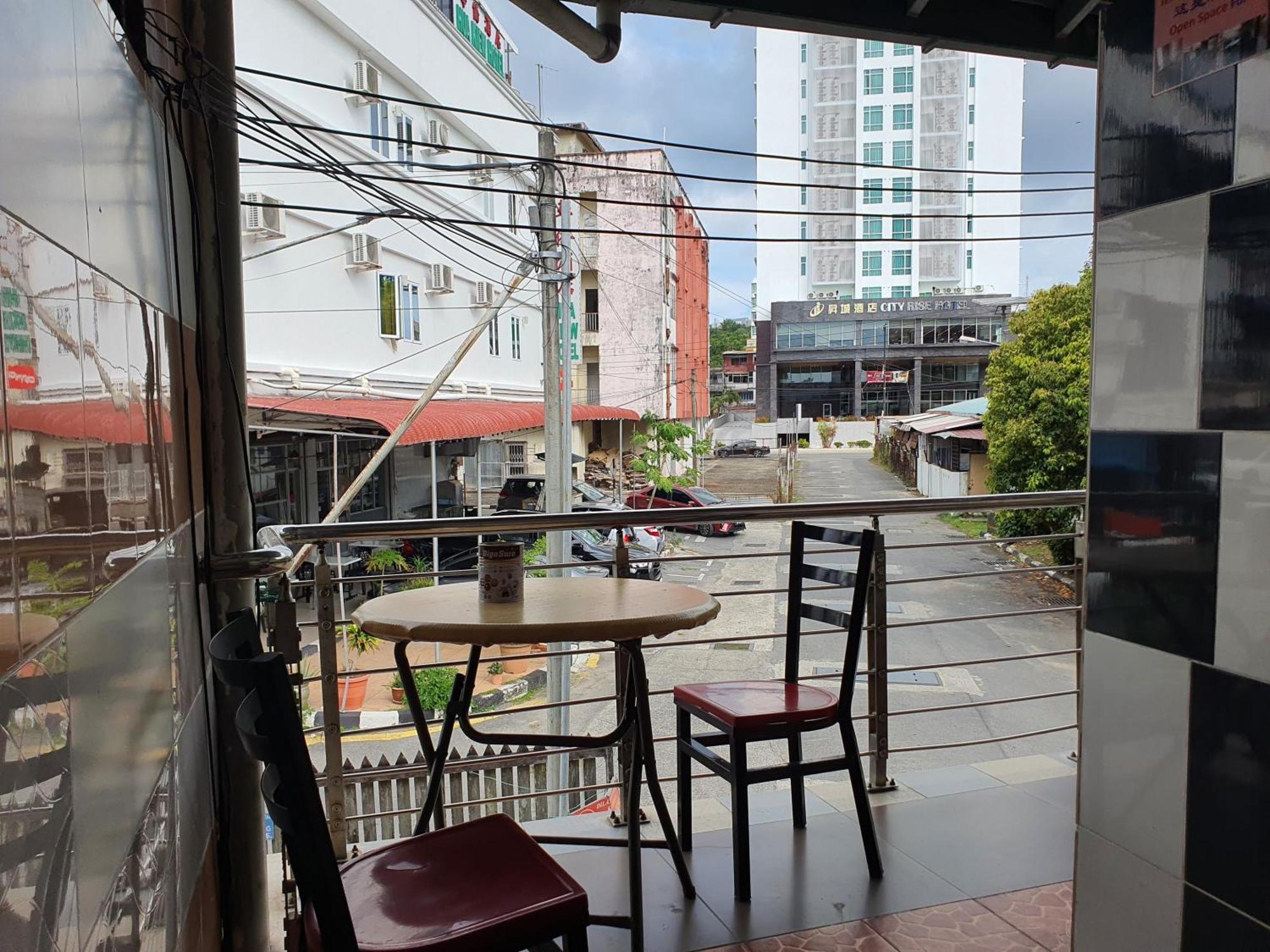 Oyo 90972 Jj Homestay Miri Exterior photo