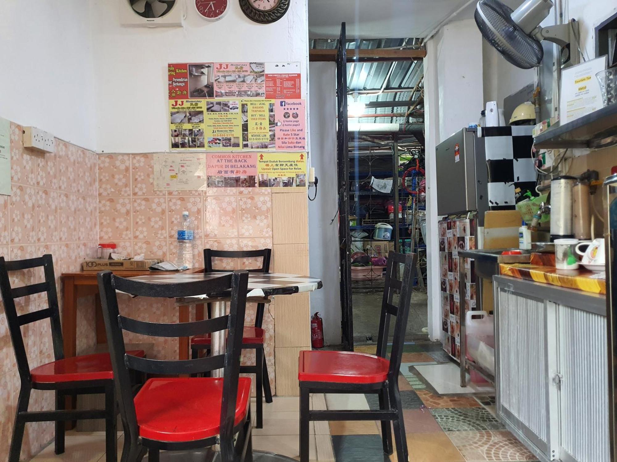 Oyo 90972 Jj Homestay Miri Exterior photo